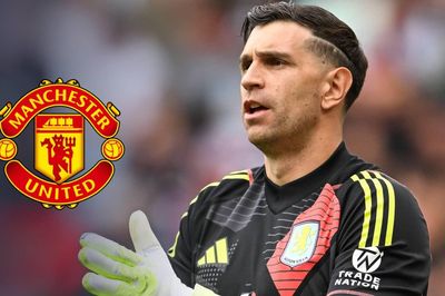 'Dibu' Martinez bị mắc kẹt