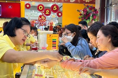 Giá vàng chiều nay 18/8: Giá vàng trong nước và thế giới tăng lên đỉnh mới, nới rộng khoảng cách lên 18 triệu