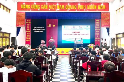 Gặp mặt, trao visa cho 9 sinh viên du học tại Hàn Quốc