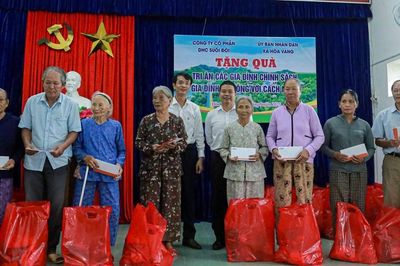 Khu du lịch Núi Thần Tài dâng hương tri ân liệt sĩ và trao quà cho gia đình chính sách tại Hòa Vang