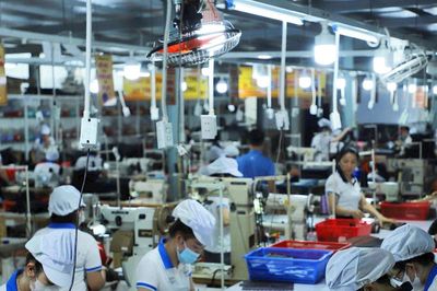 Để dệt may, da giày đứng vững trên 'sân nhà'