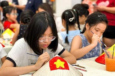 Gen Z Hà Thành và 'cơn sốt' workshop nghệ thuật chào mừng Quốc khánh