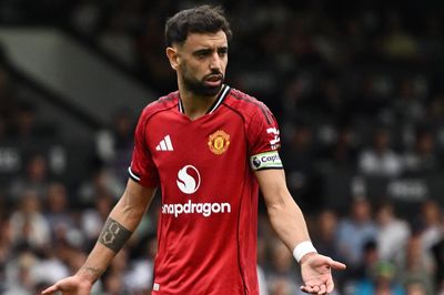 Bruno Fernandes sút phạt đền lên khán đài, Man Utd chưa biết thắng