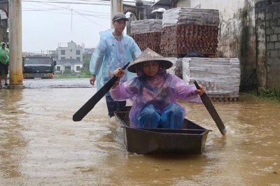 Nước tràn bờ đê, người dân 'rốn lũ' ngoại thành Hà Nội tất bật vận chuyển đồ