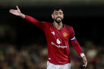 Hành động gây sốt của Bruno Fernandes giữa hỗn loạn