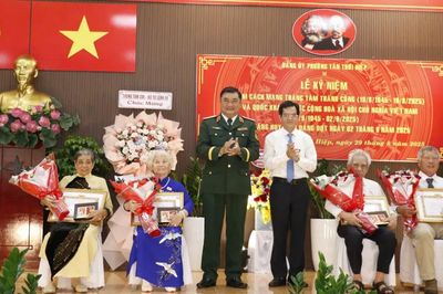 Phường Tân Thới Hiệp (TPHCM) trao Huy hiệu Đảng đến 36 đảng viên