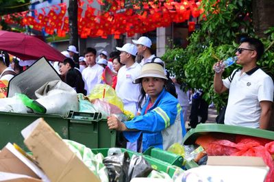 Những 'chiến binh áo xanh' tất bật dọn dẹp sau Tổng duyệt Lễ diễu binh, diễu hành kỷ niệm 80 năm Quốc khánh