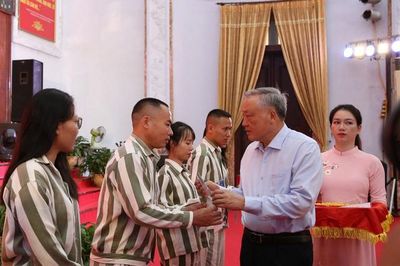 Phó Thủ tướng chúc mừng 435 phạm nhân được đặc xá tại Trại tam giam Phú Sơn 4