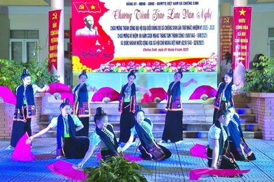 Đồng bào các dân tộc xã vùng cao Chiềng Sinh vui 'Tết độc lập'
