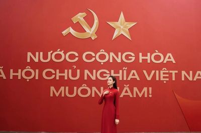 Đỗ Thị Hà cùng dàn sao nữ khoe sắc trong tà áo dài đỏ nổi bật, mừng đại lễ A80