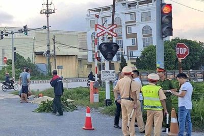 Cố băng qua đường sắt khi gác chắn đã hạ, người đàn ông ở Ninh Bình bị tàu hất văng