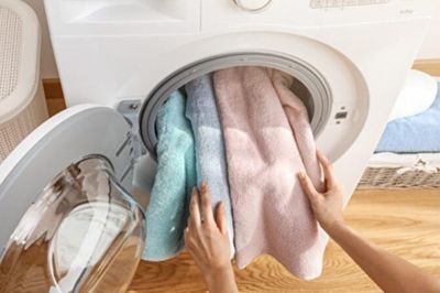 Vì sao không nên giặt chung quần áo và khăn tắm?