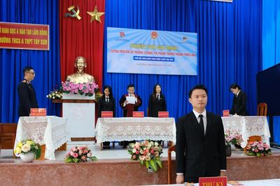 Hơn 200 học sinh Trường THCS – THPT Tây Sơn trải nghiệm phiên tòa giả định