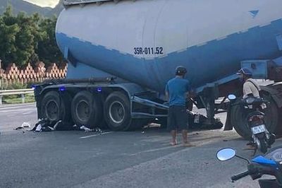 Xe máy va chạm với xe bồn đang qua đường khiến hai người thiệt mạng
