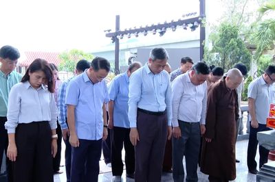 Lãnh đạo TP. Hà Nội viếng các anh hùng liệt sĩ tại Bến phà II Long Đại