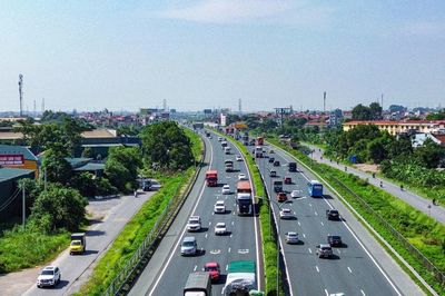 CSGT dùng xe tuần tra hướng dẫn, điều tiết giao thông trên cao tốc