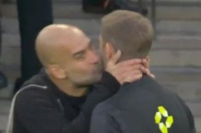 Phản ứng của CĐV khi HLV Pep Guardiola bất ngờ hôn trọng tài
