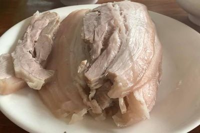 Bỏ thêm thứ này vào nồi, thịt luộc không còn bị hôi, miếng nào cũng trắng tinh, ngon ngọt