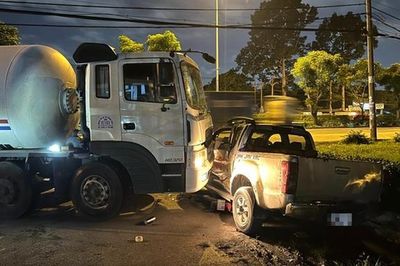 Xe bồn tông xe máy và xe bán tải, nghi vấn tài xế đột tử trong lúc lái xe
