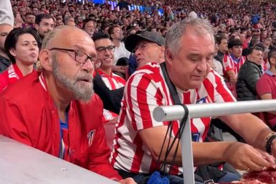 CĐV Atletico tạo khoảnh khắc 'triệu view' ở Champions League