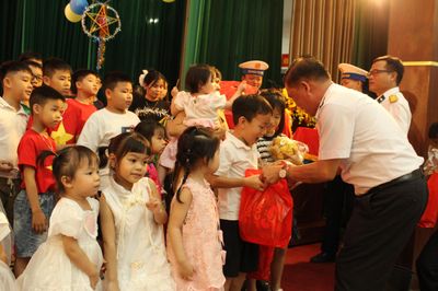 Đêm Hội trăng rằm 'Bố ở Nhà giàn – Con ở nhà có bạn'