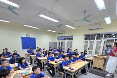 Sáng nay (8-10), một số trường ở Hà Nội cho học sinh trở lại học trực tiếp