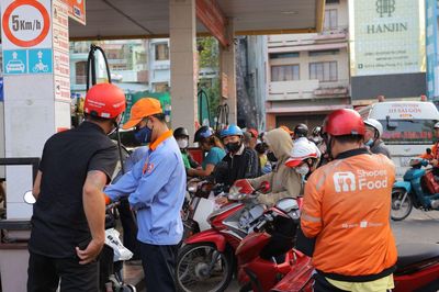 Giá xăng giảm xuống dưới 20.000 đồng/lít