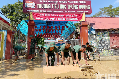 Thái Nguyên: Bộ đội Lữ đoàn 210 giúp dọn dẹp, vệ sinh trường học