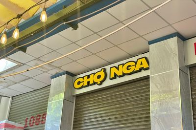 'Chợ Nga' vẫn chưa thể mở bán giữa tranh cãi khi dời về phường Sài Gòn