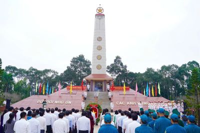 Đoàn đại biểu Đại hội Đảng bộ TPHCM viếng Nghĩa trang liệt sĩ
