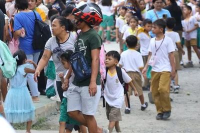 Philippines sơ tán người dân sau động đất