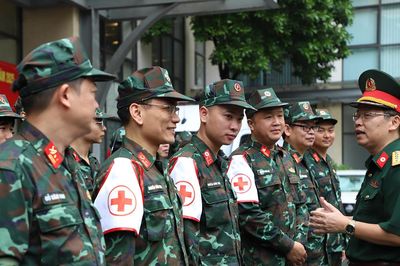 Quân đội xuất quân hỗ trợ nhân dân phòng, chống dịch bệnh sau ngập lụt