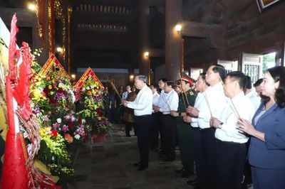 Đồng chí Tổng Bí thư Tô Lâm dâng hoa, dâng hương tại Khu Di tích Kim Liên (Nghệ An)