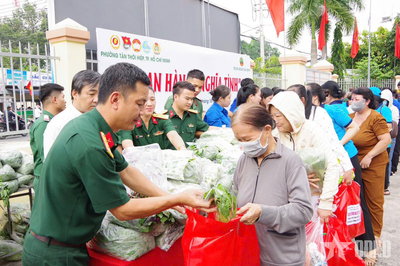 Trung đoàn Gia Định phối hợp tổ chức 'Gian hàng 0 đồng - Gắn kết tình quân dân'