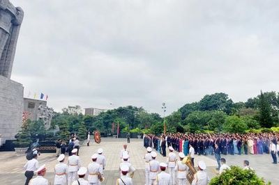 Đại biểu dự Đại hội Đảng bộ TPHCM dâng hương tưởng niệm Anh hùng Liệt sĩ trước giờ khai mạc phiên trù bị