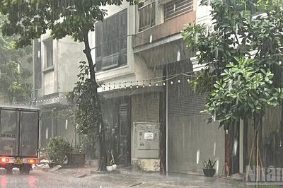 Cảnh báo mưa lớn cục bộ, dông, lốc trên khu vực nội thành Hà Nội; lũ quét, sạt lở đất ở Quảng Ninh