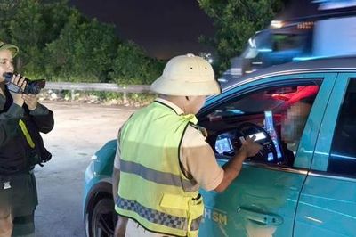 Cảnh sát xuyên đêm xử lý vi phạm nồng độ cồn, kiểm tra tất cả xe vào cao tốc