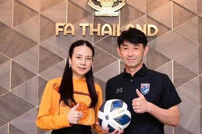 Chuyên gia bóng đá Thái Lan chỉ trích Madam Pang vì hành động khó hiểu