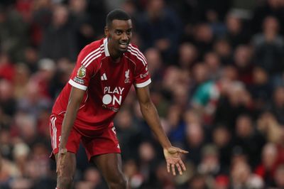 Isak bị CĐV Liverpool chỉ trích dữ dội
