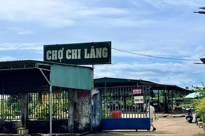 Gia Lai: Chợ tiền tỷ bỏ hoang, chợ tạm nhộn nhịp