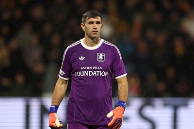 Emiliano Martinez bị trừng phạt