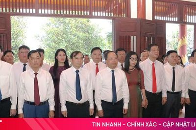 Đoàn đại biểu tỉnh Hà Tĩnh dâng hương tưởng niệm các anh hùng liệt sỹ hy sinh tại Lào