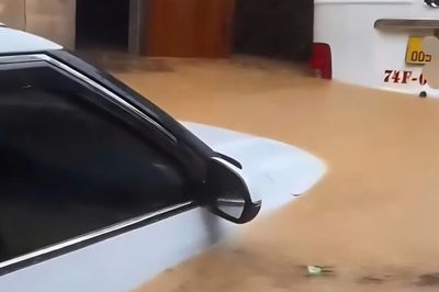 Lũ bủa vây nhà dân ở Huế – Quảng Trị, ô tô ngập trong biển nước