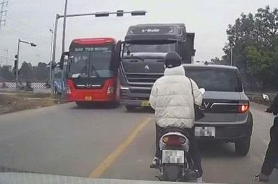 Video tài xế xe tải vượt ẩu suýt gây tai nạn trên Quốc lộ 3