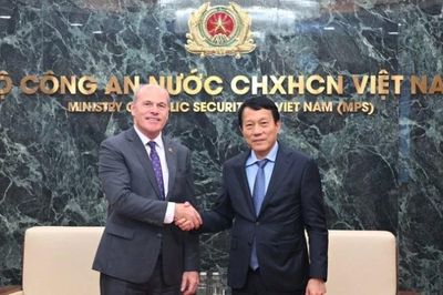 Đại tướng Lương Tam Quang tiếp Đại sứ đặc mệnh toàn quyền Canada James Nickel