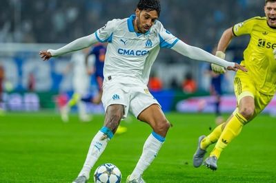 Newcastle thua ngược Marseille bởi người cũ Arsenal