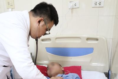 Thiếu niên 17 tuổi tỉnh lại kỳ diệu sau 19 ngày hôn mê nguy kịch