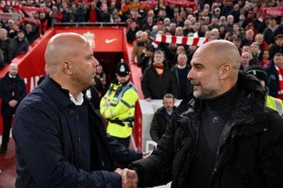 Thua PSV 1-4, Liverpool và bài học Guardiola cho Slot
