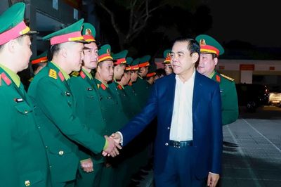 Chủ tịch UBND tỉnh Võ Trọng Hải thăm, động viên cán bộ, chiến sĩ Ban Chỉ huy phòng thủ khu vực 4 - Tương Dương, Nghệ An