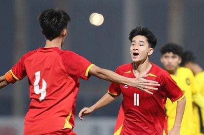 Thắng to, U17 Việt Nam được thưởng lớn; Arsenal bị 10 người Chelsea cầm hòa